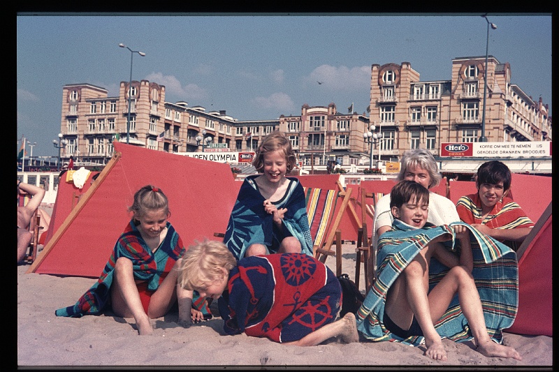 26.Scheveningen jun 1972 Lise,Martin,Erik,Brigitte,Marion,Pet.JPG